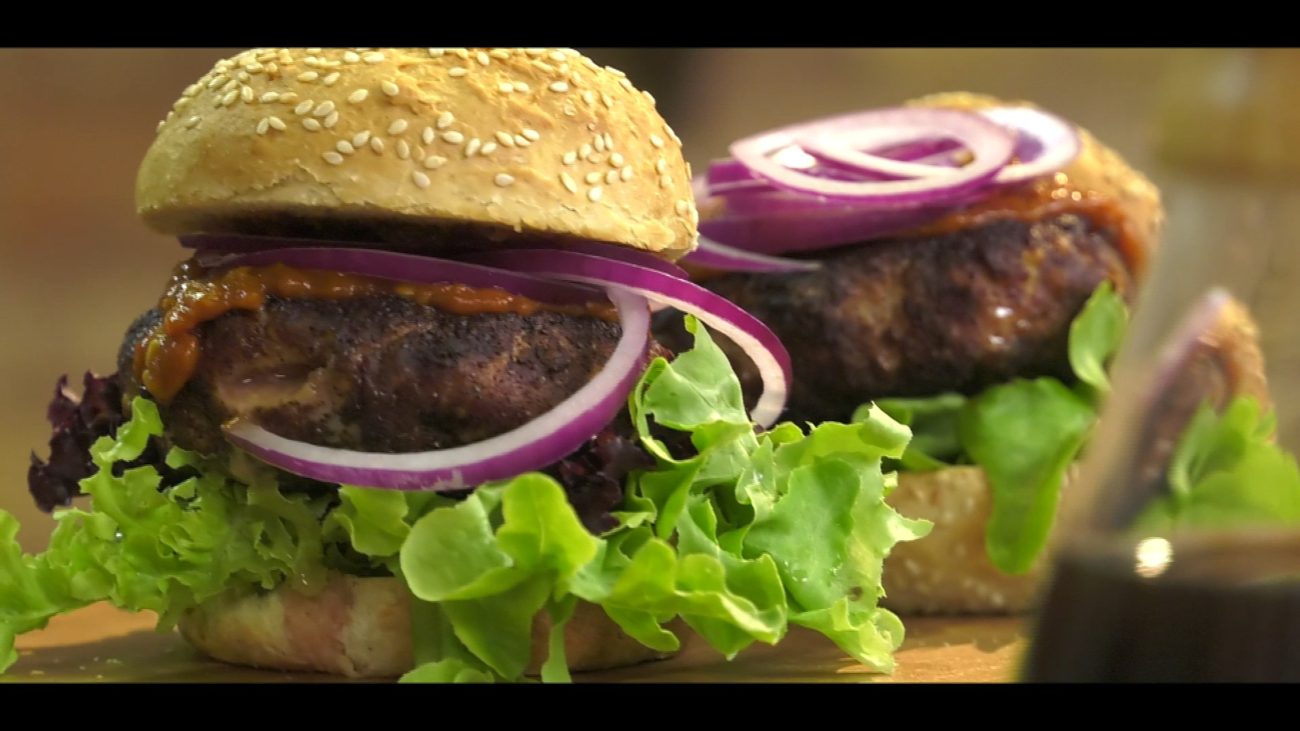 Ćureći burger sa koricom od kafe