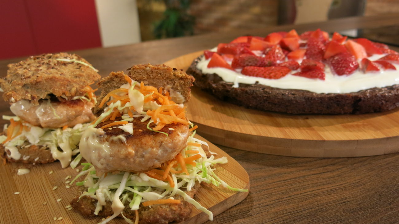 Losos burgeri i torta sa jagodama i sirom