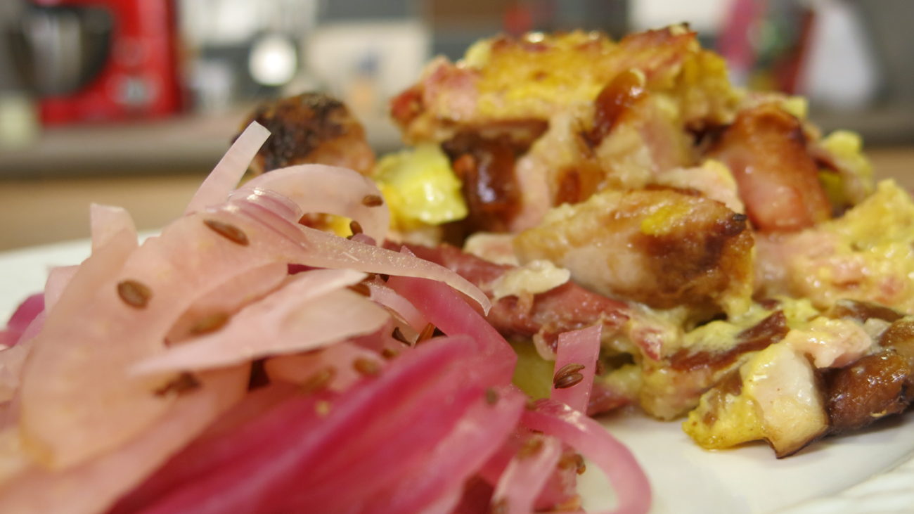 Dimljena butkica na krompiru, ukiseljeni komorač i crveni luk