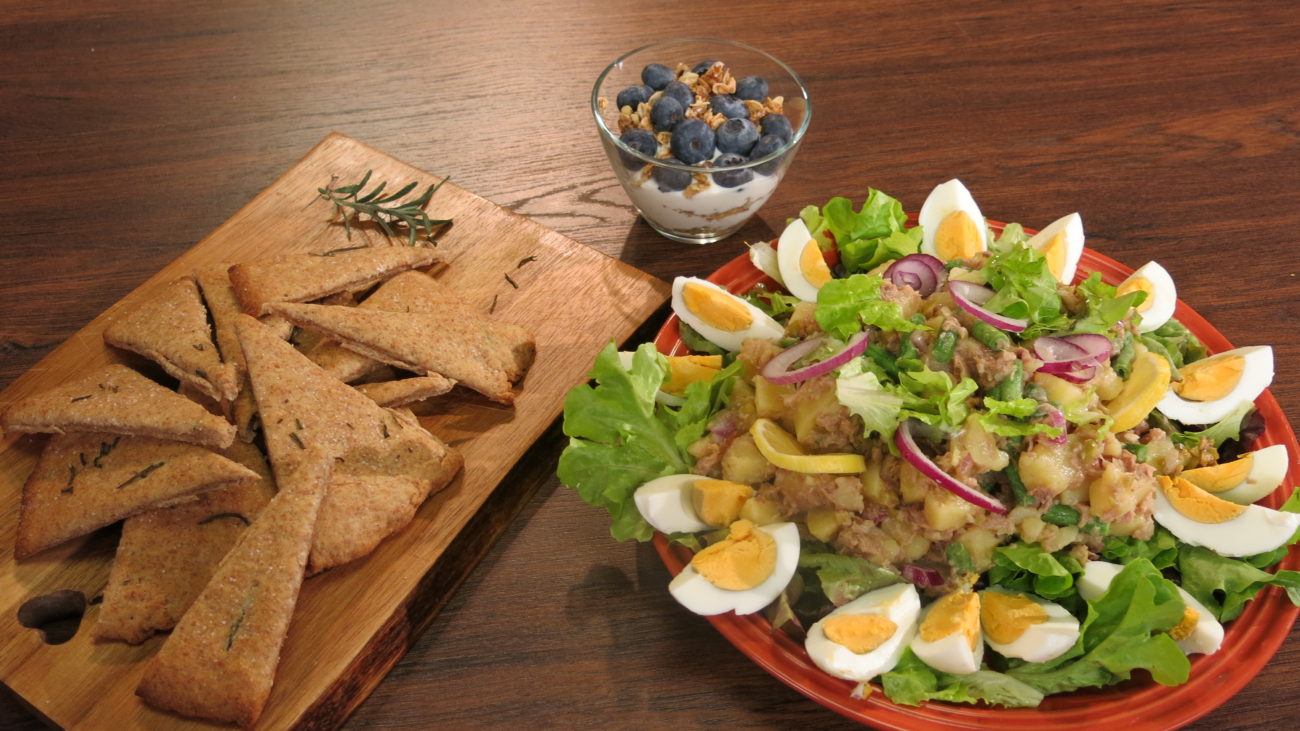 Nisoaz salata, mediteranski trouglići, citrusna granola