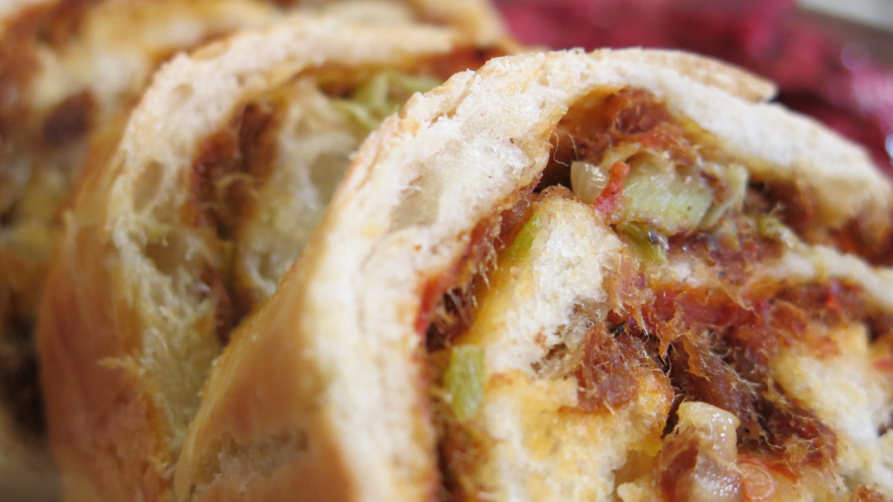 Rolat hleb sa čvarcima i prazilukom, supa od bundeve i goji bobica i salata od cvekle