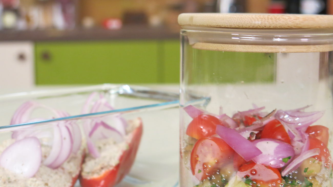 Punjene paprike, mediteranska salata sa leblebijama, puding od avokada i banana