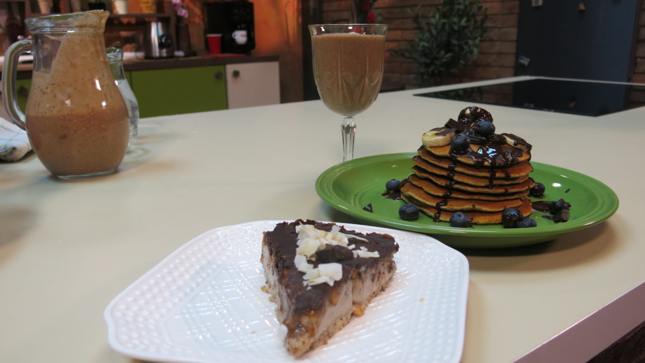 Torta od banana, indijskih oraha i kikirikija, šejk od banana i rogača, veganske palačinke