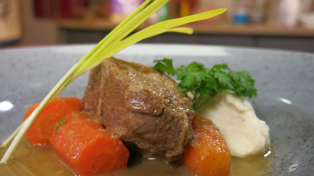Juneći ribić u sosu, pire od karfiola, salata od cvekle i crvene paprike