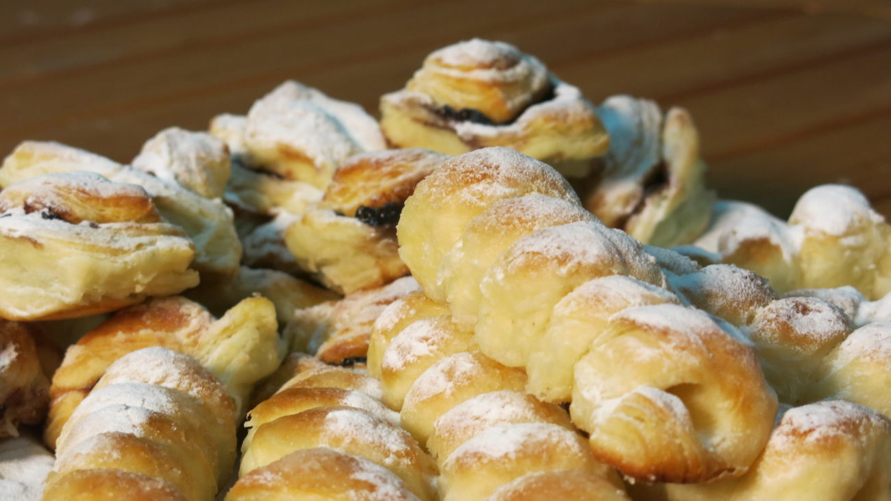 Kolač na kukuruzovini, pocepane gaće, salčići
