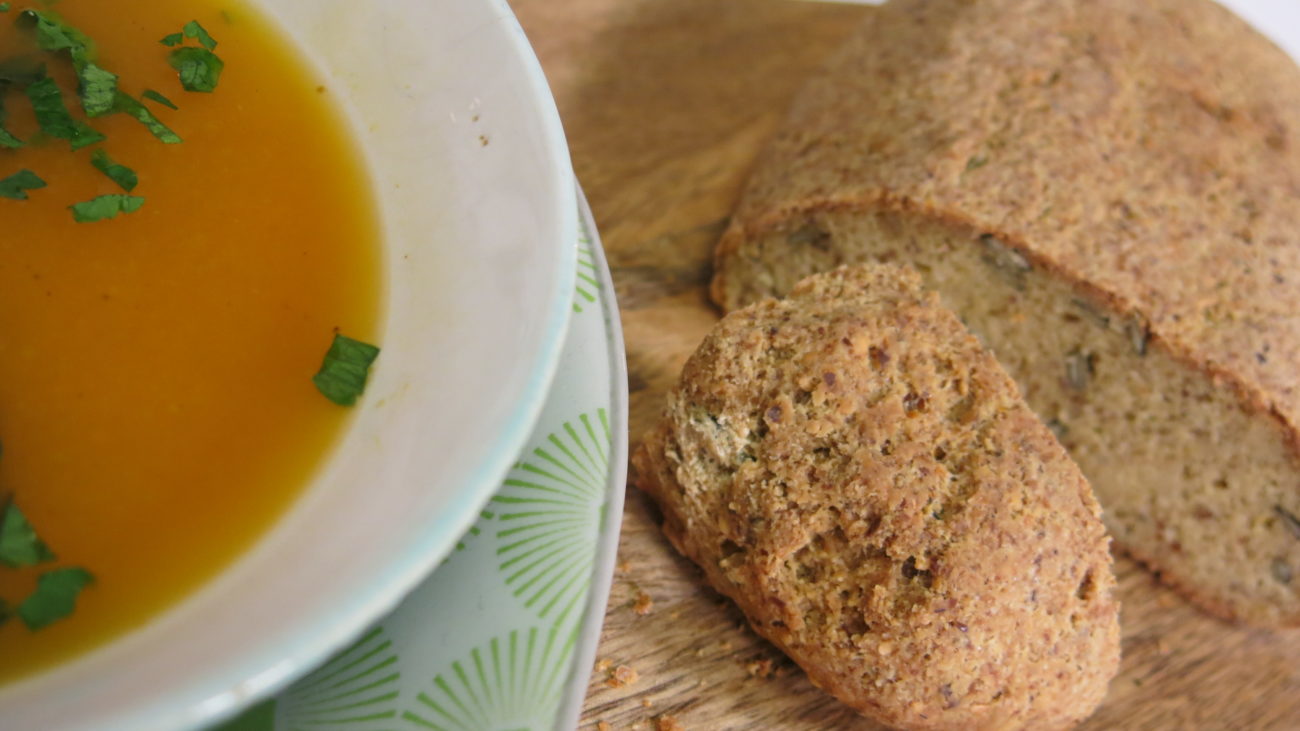 Ručak koji greje – hleb bez glutena sa semenkama i čorba od šargarepe i đumbira