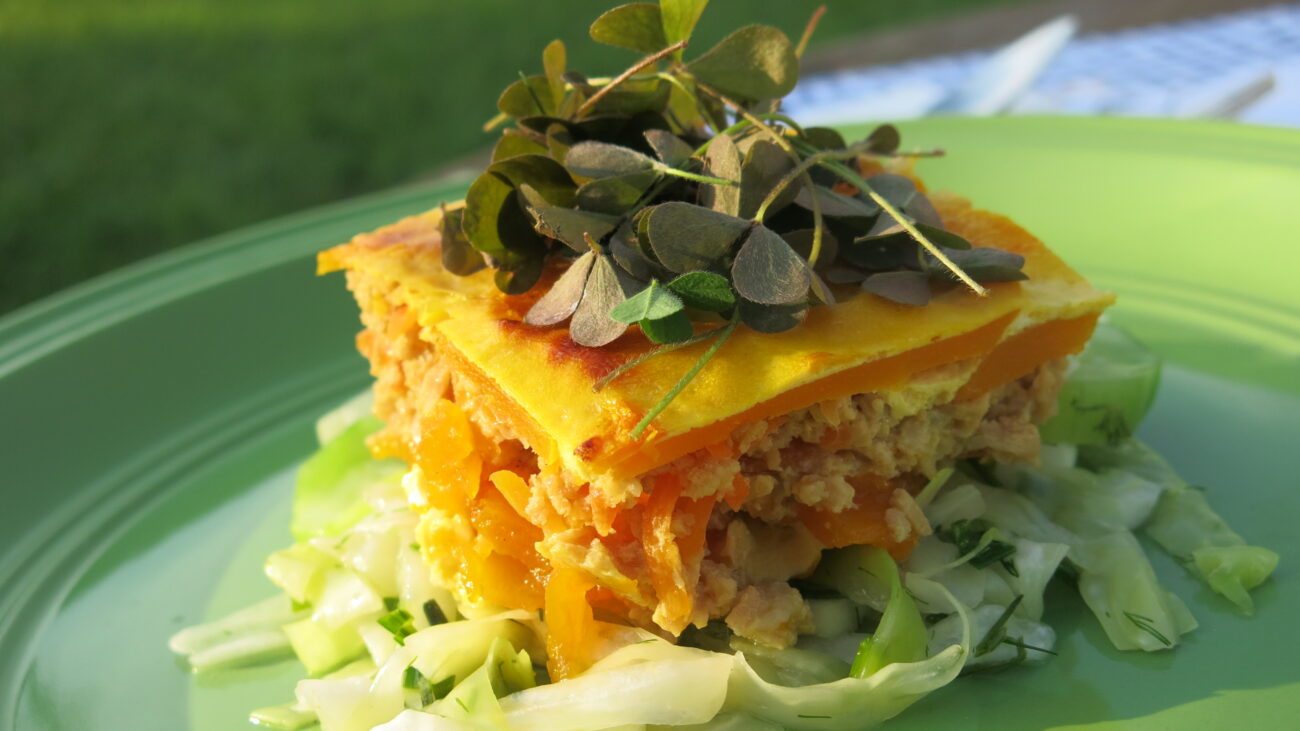 Voćna kaša, narandžaste palačinke, bundevasta musaka, salata