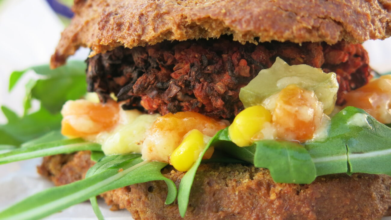 Slani tost doručak, bombice, cvekla burger, žuta salata, burger pogačice