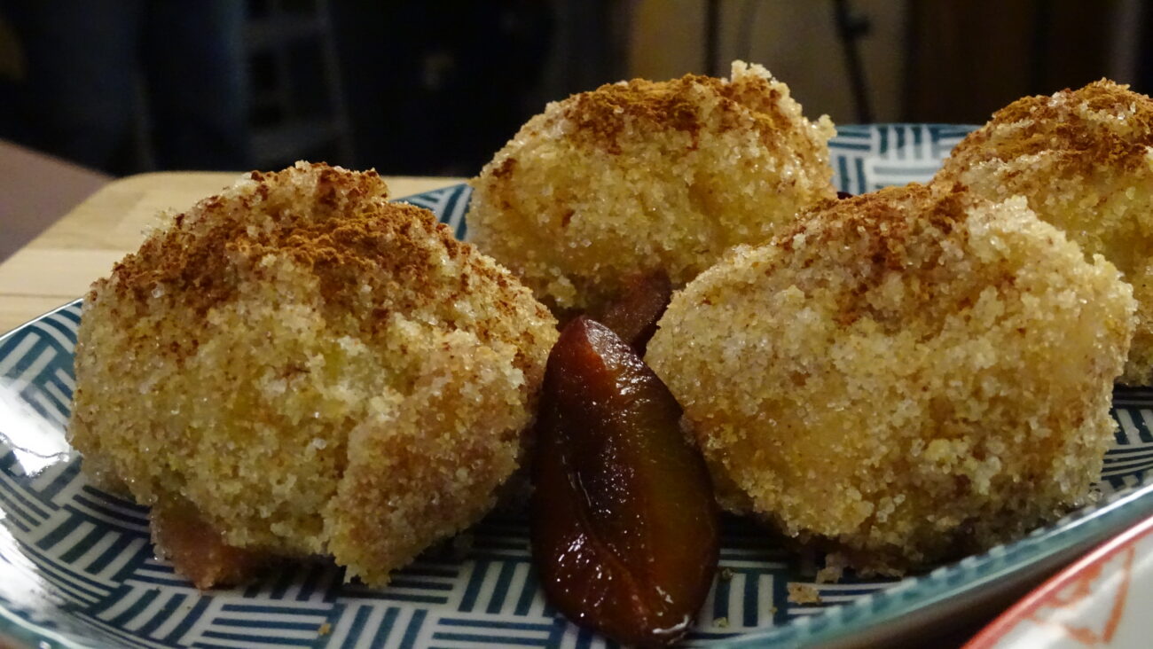 Knedle sa šljivama i zalogaji sa ovčijim sirom i džemom od malina