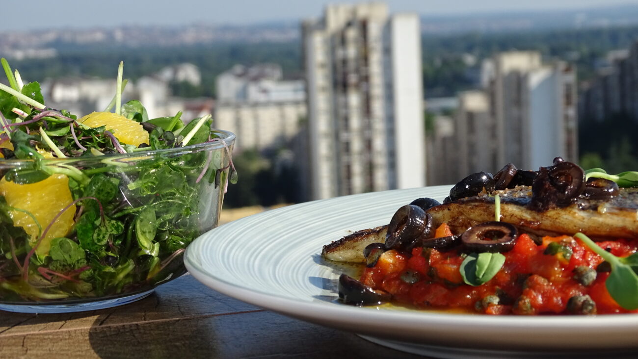 Ovseni doručak, orada sa maslinama, sos od paradajza i kapara, salata od mikro greensa