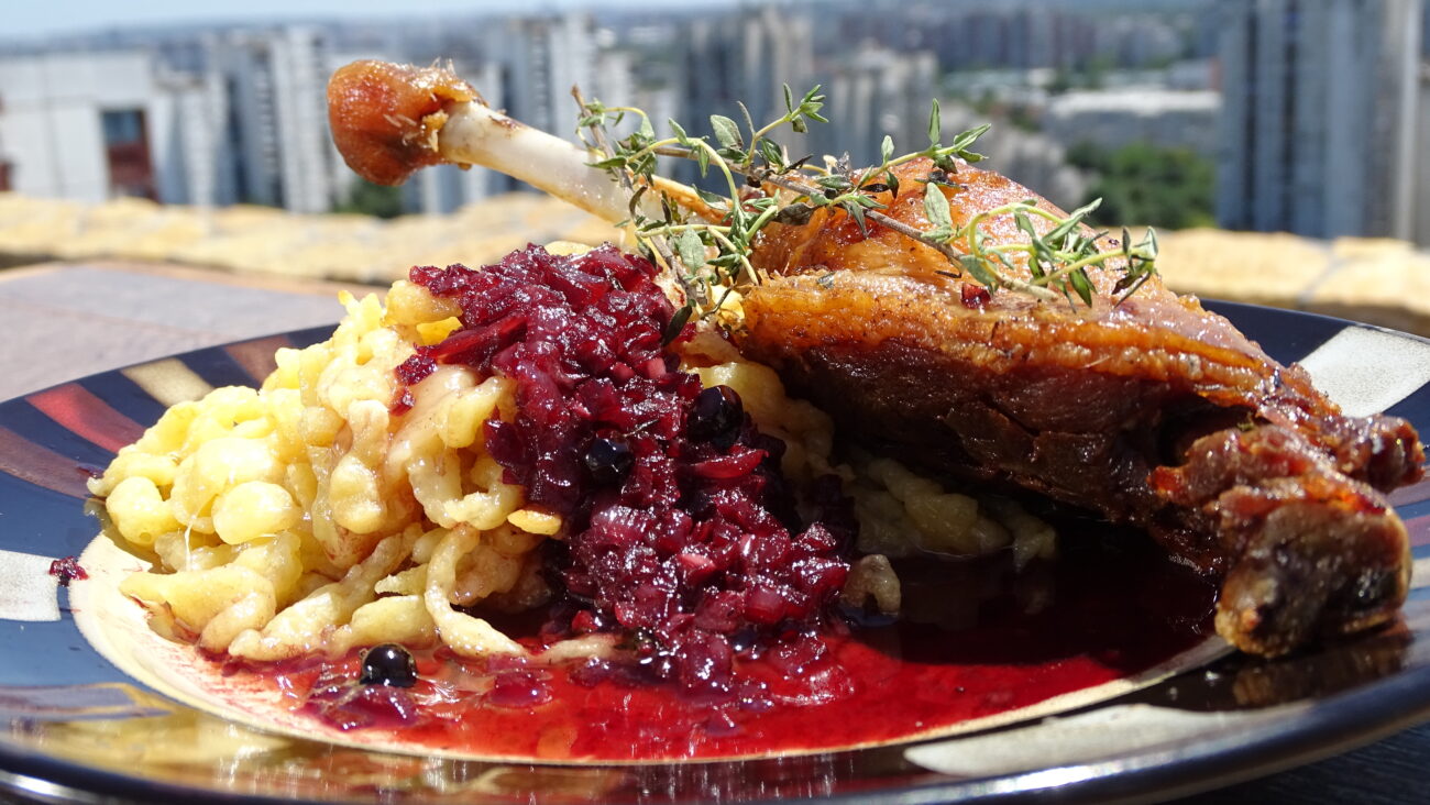 Patka konfi, sos od crvenog vina, špecle