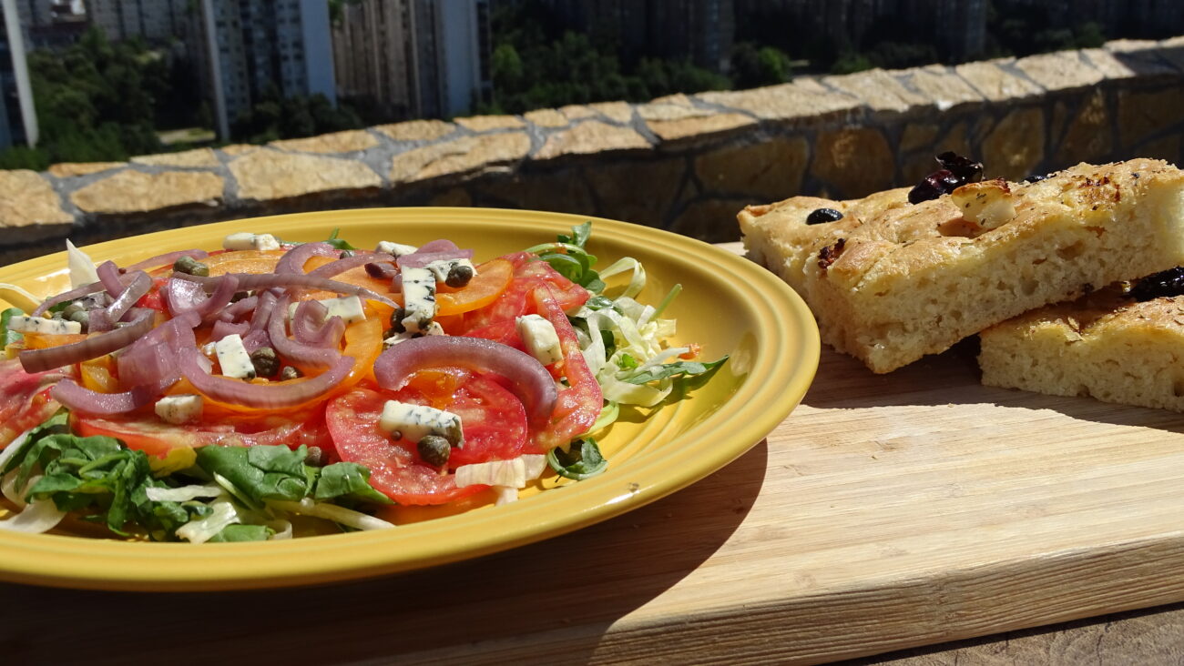 Fokaća, salata sa kiselim lukom