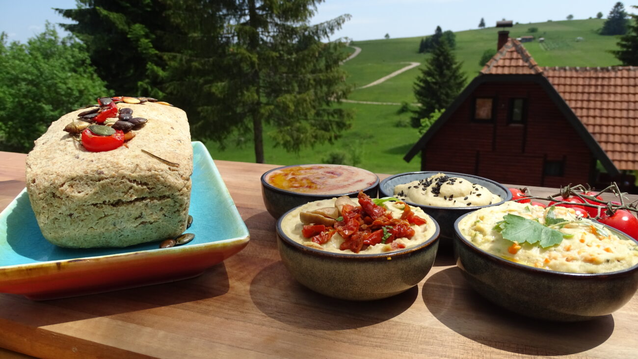 Hleb sa čija semenkama, humus i pašteta od pasulja