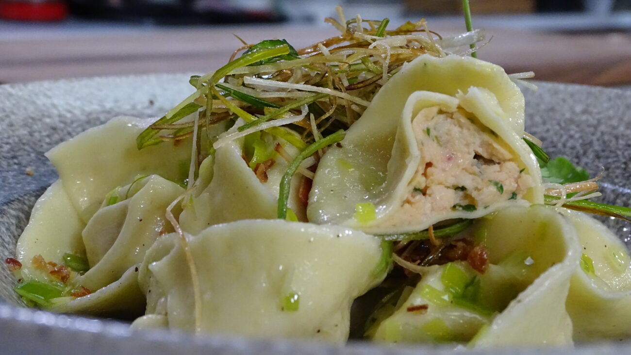 Cappelletti od kozica u puteru od komorača i praziluka, puter od komorača i praziluka, mrvice od slanine
