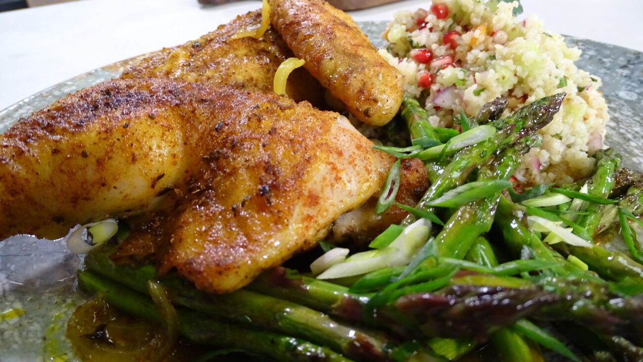 Pile u marinadi iz rerne, tabouleh salata od bulgura, grilovane špargle