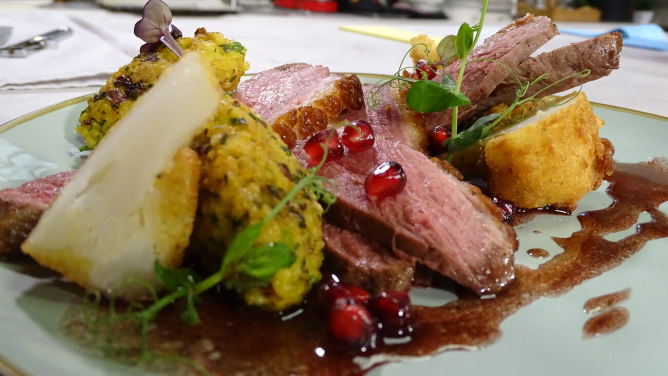 Pečena pačija prsa, đus od nara, prženi karfiol, kanali od prosa