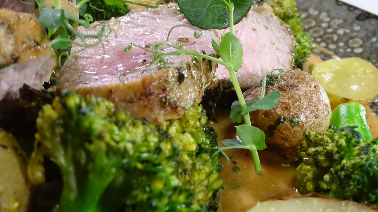 Pečeni teleći kare u senfu i bilju, holandez sos, brokoli u limun puteru, prženi mladi krompir