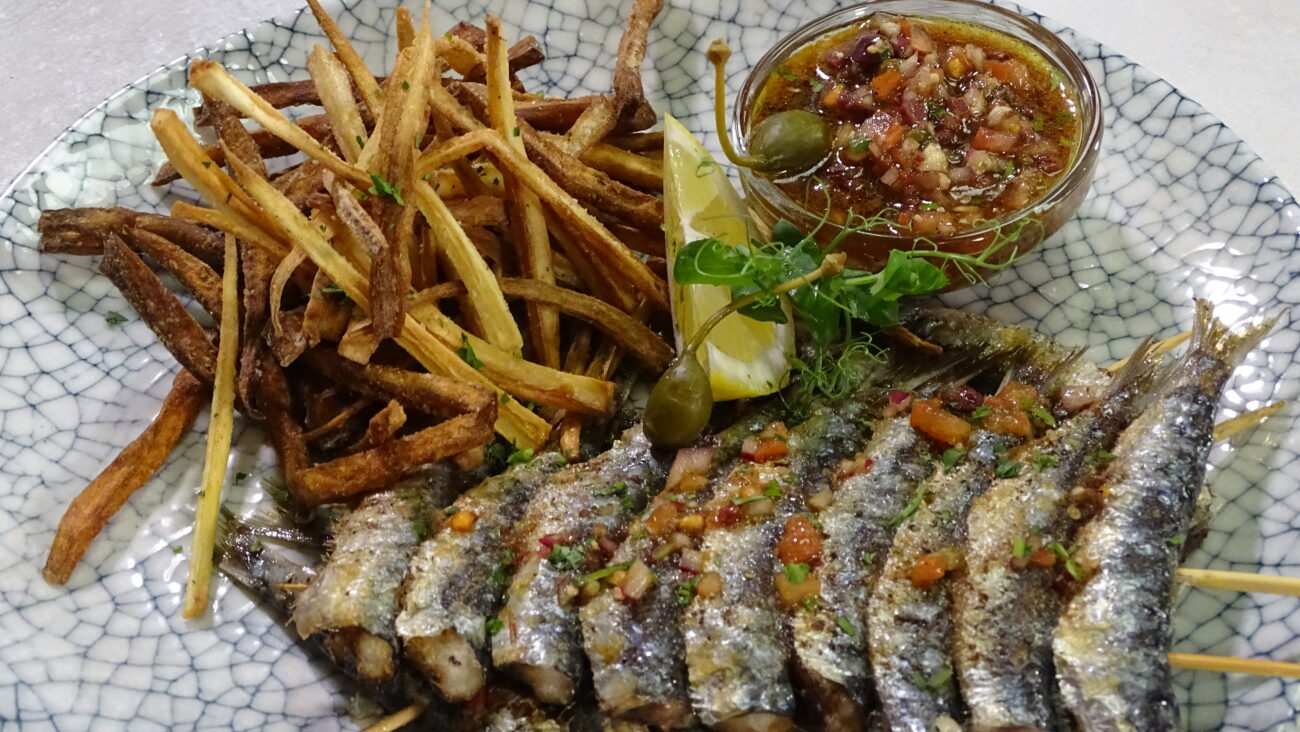 Grilovani ražnjići od sardela, salsa od crnih maslina i kapra, čips od batata i paškanata